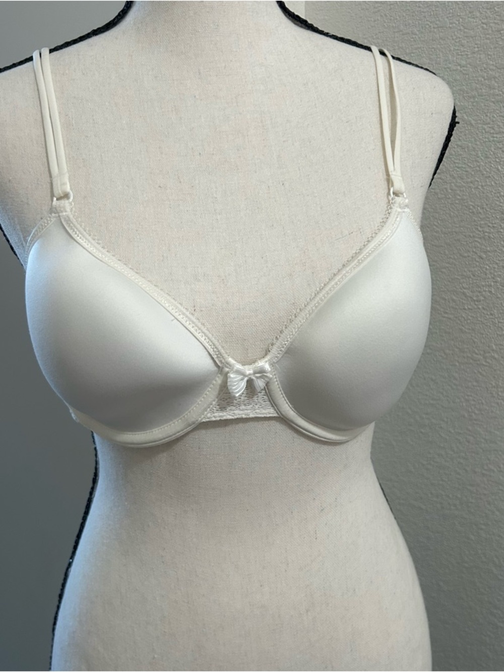 b.tempt'd White Underwire Contour Bra 36B • Lace Wings Satin Trim Bow Underwire